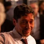 Assista: Vídeo ressurge do prefeito de Minneapolis, Jacob Frey, apresentando dança somali com camiseta 'I Love Somalia'