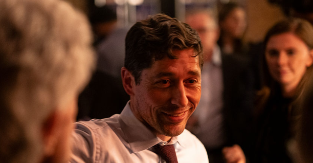 Assista: Vídeo ressurge do prefeito de Minneapolis, Jacob Frey, apresentando Assista: Vídeo ressurge do prefeito de Minneapolis, Jacob Frey, apresentando dança somali com camiseta 'I Love Somalia'