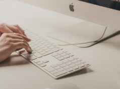 Atacantes usando ChatGPT para enganar usuários de Mac para que instalem o MacStealer O invasor usou o ChatGPT para enganar os usuários do Mac para que instalassem o MacStealer | Uma foto em close de dedos digitando em um Magic Keyboard conectado a um iMac