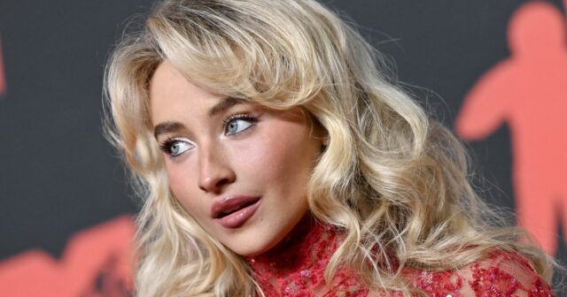 18 de janeiro de 2023, Berlim: A atriz norte-americana Andie MacDowell chega para o desfile da marca Marc Cain no desfile de moda externo no antigo Aeroporto de Tempelhof. A Berlin Fashion Week acontece de 16 a 21 de janeiro. Foto: Gerald Matzka/dpa (Foto de Gerald Matzka/picture Alliance via Getty Images)