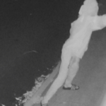 A visão mostra uma figura mascarada correndo em direção à mesquita de Bald Hills e cometendo o ato vil na noite de quarta-feira.