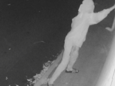 Ato vil de vandalismo na mesquita de Brisbane capturado em CCTV A visão mostra uma figura mascarada correndo em direção à mesquita de Bald Hills e cometendo o ato vil na noite de quarta-feira.