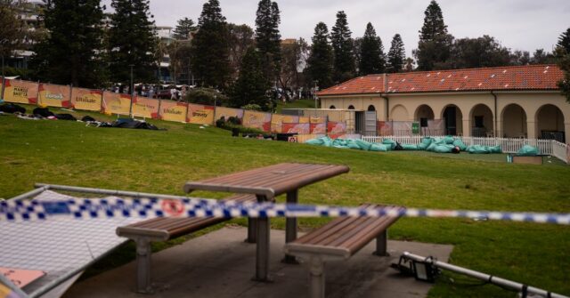 Os banhistas e as pessoas presentes no evento Chanukah by the Sea correram para salvar suas vidas quando o tiroteio começou.