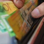 O governo federal apresentará legislação para proteger o uso de dinheiro.