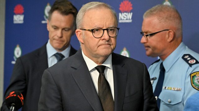 Austrália toma medidas para endurecer as leis sobre armas depois que tiroteio em massa em Hanukkah deixa 15 mortos em Bondi Beach
