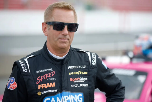 Avião de propriedade do ex-piloto da NASCAR Greg Biffle cai Download app from appStore