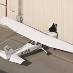 Um ladrão supostamente invadiu o aeroporto de Van Nuys por volta das 4h e sequestrou um Cessna monomotor, antes de colidi-lo com um prédio.