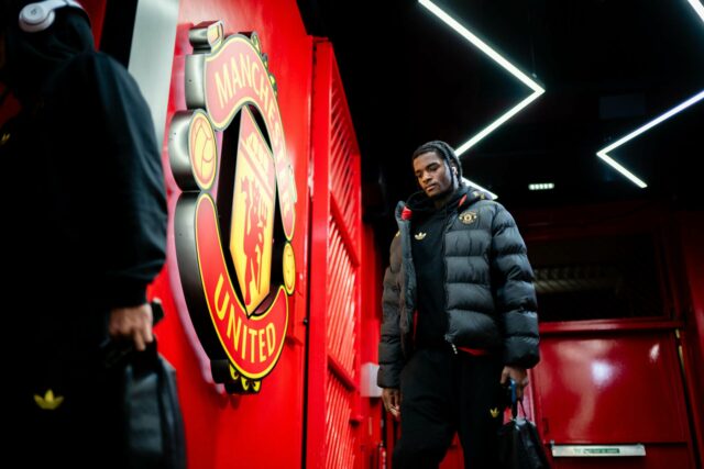 Ayden Heaven comemora em tempo integral após a partida da Premier League entre Manchester United e Newcastle United em Old Trafford em 2025 em Manchester, Inglaterra.