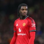 Ayden Heaven em ação pelo Manchester United competindo pela bola.