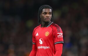 Relatório: Man Utd junta-se ao Chelsea na corrida para contratar gratuitamente o internacional juvenil da Inglaterra Ayden Heaven em ação pelo Manchester United competindo pela bola.