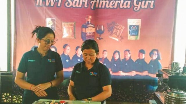 BRI se preocupa em fortalecer o papel das mães como impulsionadoras dos negócios das mulheres por meio do programa AURA em Bali
