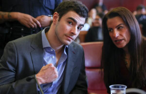 Balas na bolsa de Luigi Mangione convenceram a polícia de que ele era o CEO da UnitedHealthcare que matou o suspeito Yahoo news home