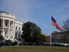 Bandeiras dos EUA ordenadas para voar com metade do pessoal em 6 estados neste fim de semana Bandeiras dos EUA ordenadas para voar com metade do pessoal em 6 estados neste fim de semana