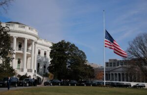 Bandeiras dos EUA ordenadas para voar com metade do pessoal em 6 estados neste fim de semana Bandeiras dos EUA ordenadas para voar com metade do pessoal em 6 estados neste fim de semana