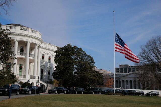 Bandeiras dos EUA ordenadas para voar com metade do pessoal em 6 estados neste fim de semana
