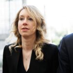 Barabak: Holmes é um mentiroso, vigarista e trapaceiro. Então, por que Trump não a perdoaria?