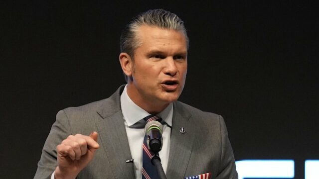 Barco de drogas destruído em ataque letal repetido não se dirigia aos EUA: relatórios
