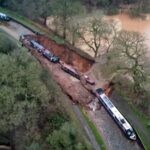 Barcos-casa engolidos em colapso de canal
