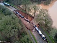 Barcos-casa engolidos em colapso de canal Barcos-casa engolidos em colapso de canal