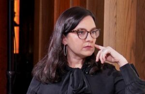 Bari Weiss defende a decisão dos ’60 minutos’ em memorando da equipe: ‘Isso pode parecer radical’, mas ‘nenhuma quantidade de indignação’ irá ‘nos descarrilar’ Bari Weiss defende a decisão dos '60 minutos' em memorando da equipe: 'Isso pode parecer radical', mas 'nenhuma quantidade de indignação' irá 'nos descarrilar'