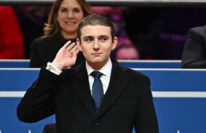 Barron Trump vê Andrew Tate como ‘irmão mais velho’ e recebeu conselhos sobre namoro de seu associado, afirma o relatório Barron Trump supostamente conversou com Andrew Tate sobre as acusações criminais do influenciador e recebeu conselhos sobre namoro do associado de Tate (AFP via Getty Images)