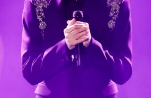 Barry Manilow é fumante? Suas citações sobre fumar antes do câncer de pulmão GettyImages-1694991192-barry-manilow