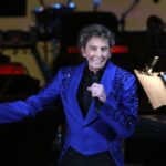 Barry Manilow revela diagnóstico de câncer de pulmão e adiará shows de janeiro