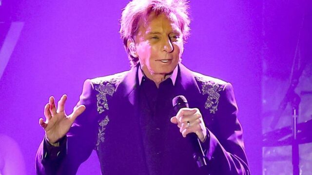 Barry Manilow será submetido a uma cirurgia para remover mancha cancerosa no pulmão e reagenda shows para 2026

