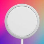 UE confirma que a Apple pode fazer um iPhone sem porta sem USB-C | Carregador MagSafe em fundo colorido