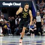 Stephen Curry (30), do Golden State Warriors, faz uma pausa enquanto segura a perna com dor no quarto período de um jogo da NBA contra o Houston Rockets no Chase Center em San Francisco, Califórnia, na quarta-feira, 26 de novembro de 2025. (Ray Chavez/Bay Area News Group)