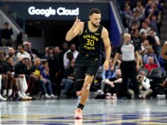 Batman retorna (ao treino): Steph Curry volta ao Warriors após lesão no quadrilátero Stephen Curry (30), do Golden State Warriors, faz uma pausa enquanto segura a perna com dor no quarto período de um jogo da NBA contra o Houston Rockets no Chase Center em San Francisco, Califórnia, na quarta-feira, 26 de novembro de 2025. (Ray Chavez/Bay Area News Group)