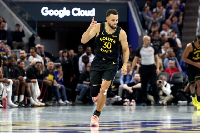 Batman retorna (ao treino): Steph Curry volta ao Warriors após Stephen Curry (30), do Golden State Warriors, faz uma pausa enquanto segura a perna com dor no quarto período de um jogo da NBA contra o Houston Rockets no Chase Center em San Francisco, Califórnia, na quarta-feira, 26 de novembro de 2025. (Ray Chavez/Bay Area News Group)