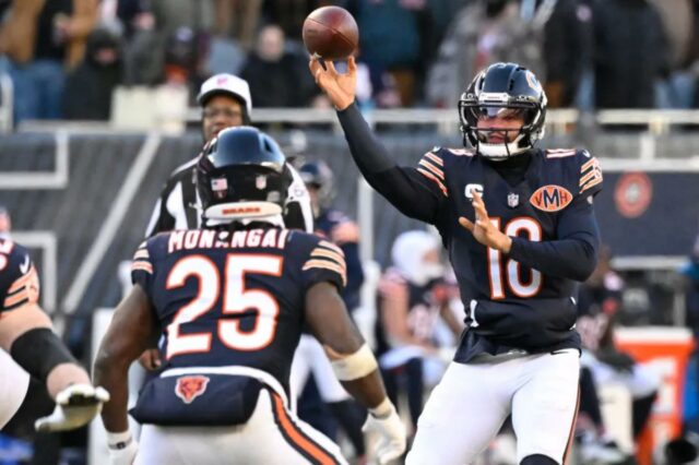 O quarterback do Chicago Bears, Caleb Williams (18), lança um passe durante o quarto período contra o Cleveland Browns no Soldier Field. 