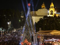 Belém ilumina árvore de Natal em meio a esperanças de recuperação econômica Belém ilumina árvore de Natal em meio a esperanças de recuperação econômica