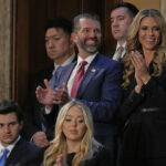 ESTADOS UNIDOS - 18 DE MAIO: A deputada Marjorie Taylor Greene, R-Ga., conduz uma entrevista coletiva no Centro de Visitantes do Capitólio sobre seus planos de apresentar artigos de impeachment contra o presidente Biden na quinta-feira, 18 de maio de 2023. (Tom Williams/CQ Roll Call via AP Images)