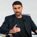 Ben Shapiro criticou seus colegas podcasters do MAGA por não condenarem as teorias da conspiração de Candace Owens (REUTERS)