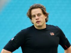 Bengals QB Joe Burrow presenteia atacantes com fósseis autênticos para o Natal Joe Burrow presenteou seus atacantes com espadas Katana japonesas autênticas
