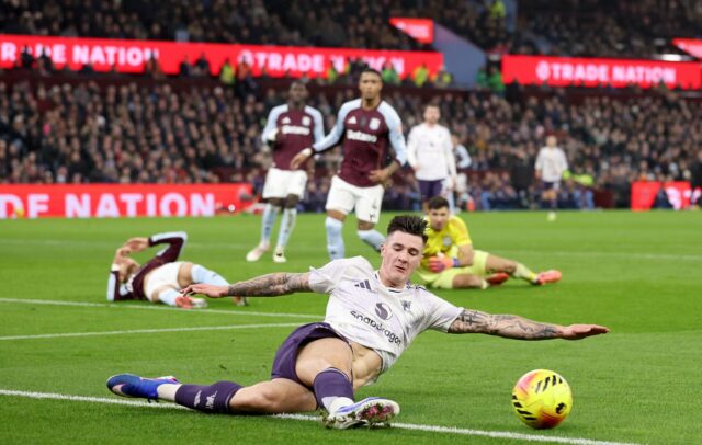 Benjamin Sesko atira para Man Utd x Aston Villa