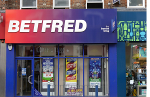 Betfred foi multada em US$ 1,1 milhão pela Gambling Commission Fora de uma loja Betfred: pintura azul, logotipo da Betfred na placa. O cofundador da Betfred alerta que o aumento dos impostos sobre jogos de azar no Reino Unido pode fechar todas as lojas. Betfred foi multado pela Gambling Commission