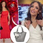 Bolsa estilo balde cinza com pingente de cavalo alado branco.