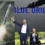 Um foguete Blue Origin New Glenn está pronto no Complexo de Lançamento 36 alguns minutos antes do lançamento ser eliminado na Estação da Força Espacial de Cabo Canaveral em Cabo Canaveral, Flórida, domingo, 9 de novembro de 2025. (AP Photo / John Raoux)