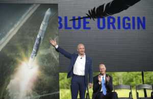 Bezos acha que uma grande doação permite envenenar uma lagoa Um foguete Blue Origin New Glenn está pronto no Complexo de Lançamento 36 alguns minutos antes do lançamento ser eliminado na Estação da Força Espacial de Cabo Canaveral em Cabo Canaveral, Flórida, domingo, 9 de novembro de 2025. (AP Photo / John Raoux)
