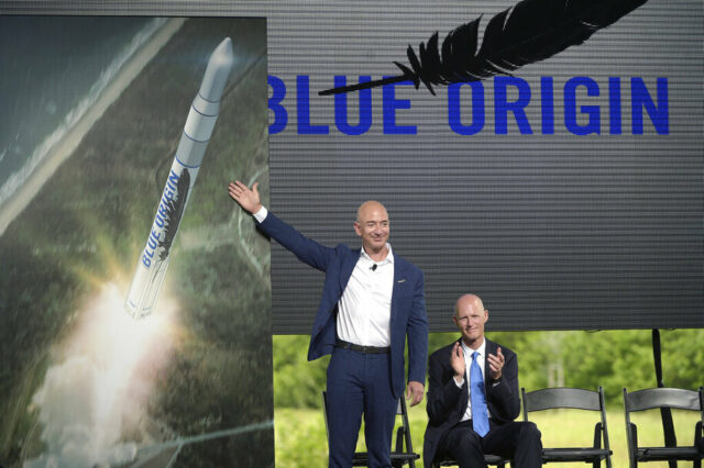 Um foguete Blue Origin New Glenn está pronto no Complexo de Lançamento 36 alguns minutos antes do lançamento ser eliminado na Estação da Força Espacial de Cabo Canaveral em Cabo Canaveral, Flórida, domingo, 9 de novembro de 2025. (AP Photo / John Raoux)