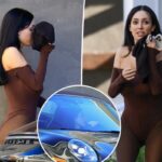 Bianca Censori cobre o rosto com shorts de spandex antes de receber multa de estacionamento