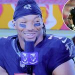 Dois jogadores de futebol americano com camisetas escuras sorrindo, um deles segurando um microfone com os logotipos NFL e Prime.