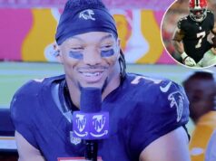 Bijan Robinson usa calúnia gay durante entrevista pós-jogo depois que os Falcons perturbaram os Buccaneers Dois jogadores de futebol americano com camisetas escuras sorrindo, um deles segurando um microfone com os logotipos NFL e Prime.