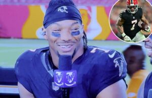 Bijan Robinson usa calúnia gay durante entrevista pós-jogo depois que os Falcons perturbaram os Buccaneers Dois jogadores de futebol americano com camisetas escuras sorrindo, um deles segurando um microfone com os logotipos NFL e Prime.