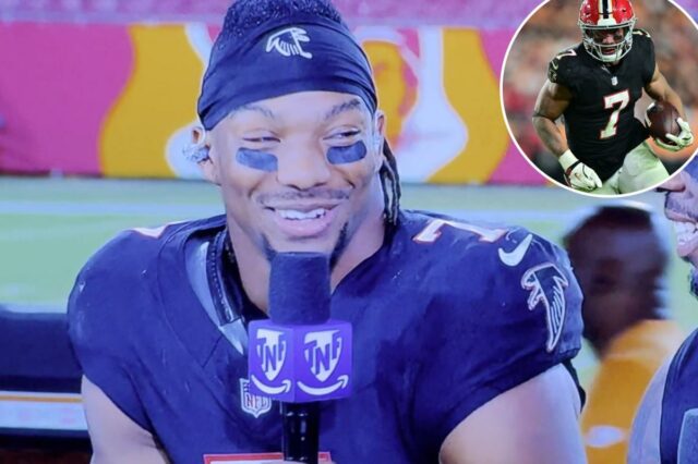 Dois jogadores de futebol americano com camisetas escuras sorrindo, um deles segurando um microfone com os logotipos NFL e Prime.