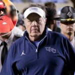 O técnico da Carolina do Norte, Bill Belichick, saiu de campo depois de perder um jogo de futebol americano universitário.