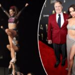 Uma equipe de líderes de torcida realizando uma acrobacia, com uma mulher apoiada no ar por outras.